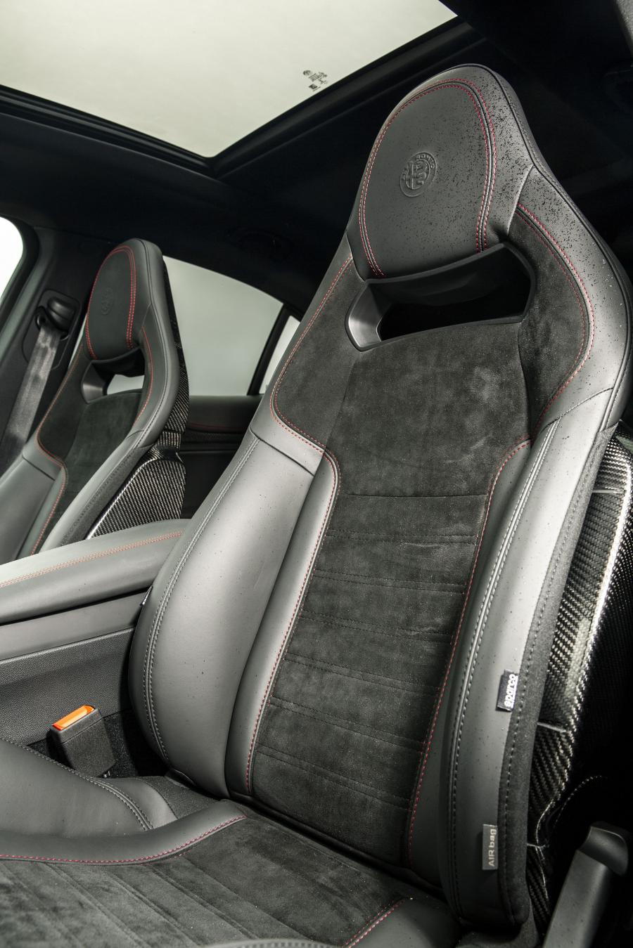 Интерьер Alfa Romeo Stelvio Quadrifoglio (949) 2018 года  (UK) (фото 13 из 59)